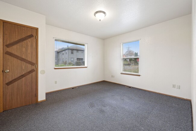 Foto del edificio - MOVE IN READY! 2 bed 1 bath downtown Olympia!