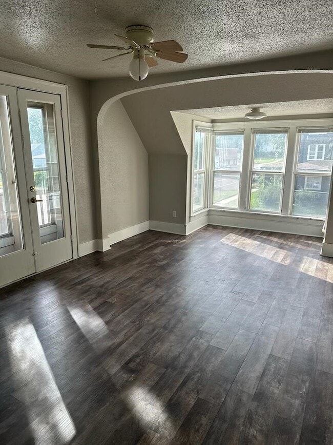 Building Photo - 425 S Prairie Ave