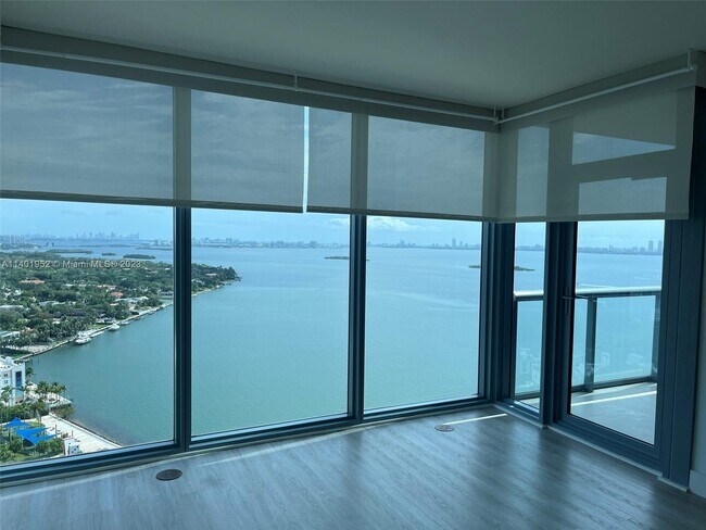 Foto del edificio - 601 NE 36th St