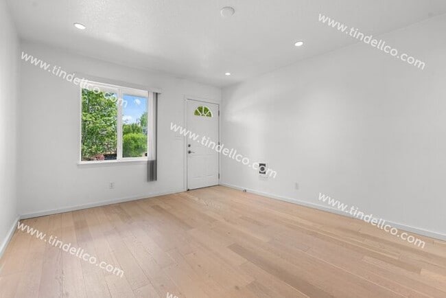 Building Photo - Spacious 3BR w/ Fenced Backyard w/ Deck – ...