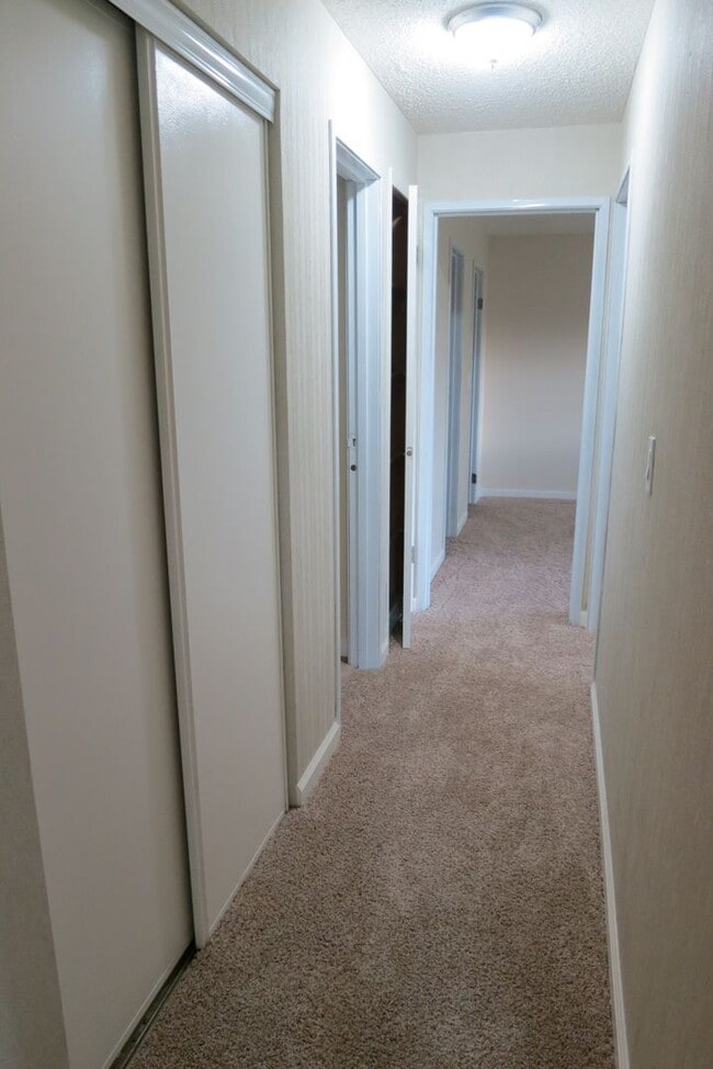 Building Photo - 600 Manhattan Dr