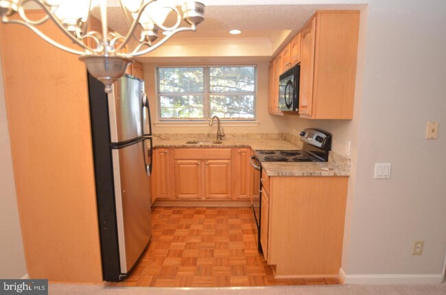 Building Photo - 3907 Golf Tee Ct