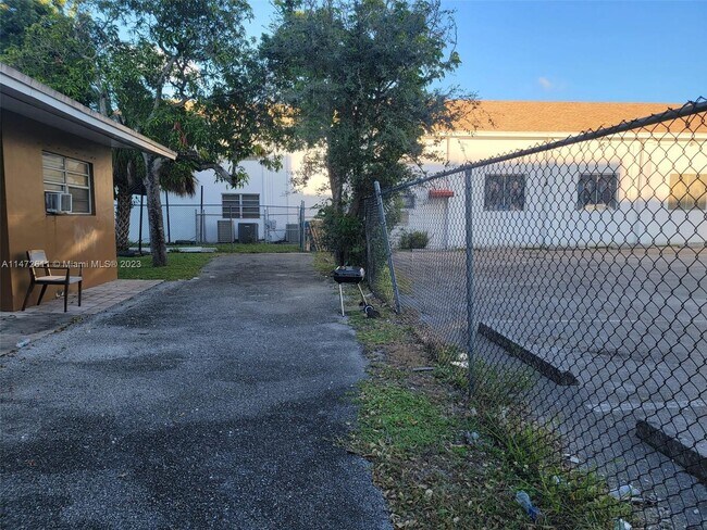 Building Photo - 612 NW 14th Ave