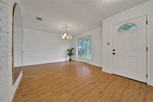 Building Photo - 626 Park Knoll Ln
