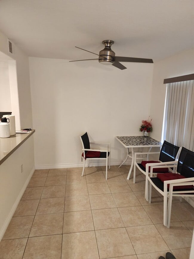 Building Photo - Vibrant 2 bedroom/2 bath condo in a great ...