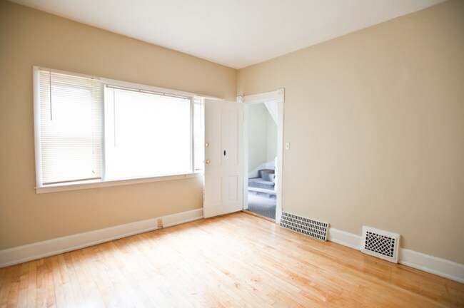 Foto del edificio - 3221 N Newhall St