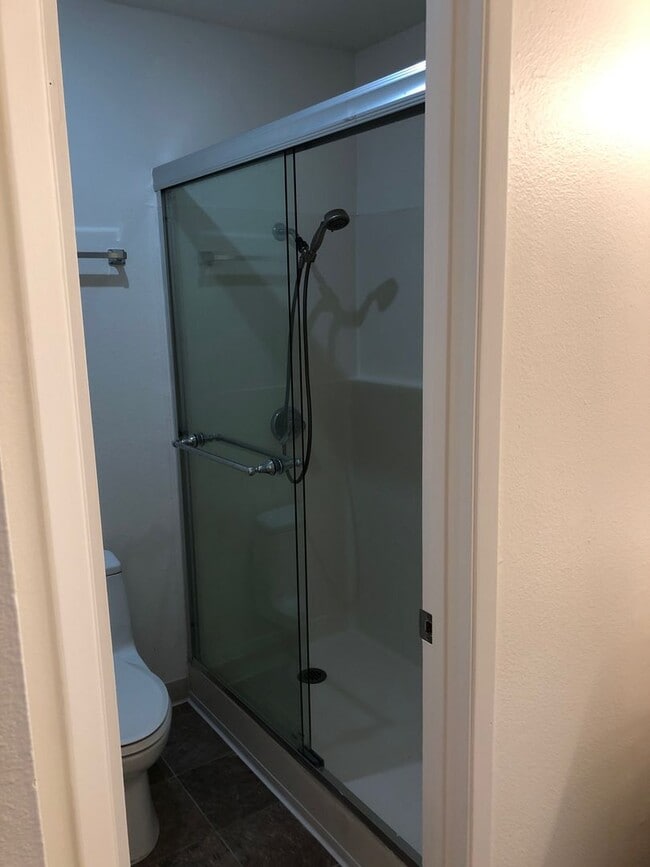 Building Photo - 2 bedroom and 2 bathroom condo in Mission ...