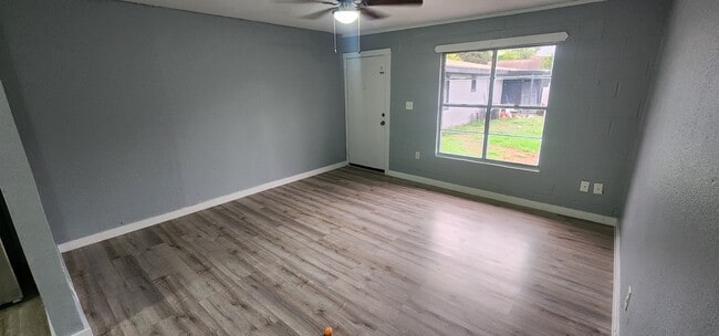 Building Photo - 1013 Reynosa St