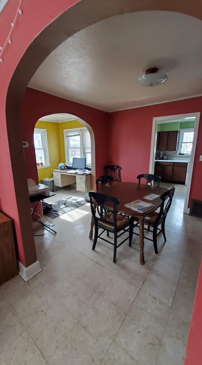 Dining area - 460 Southwest Rd