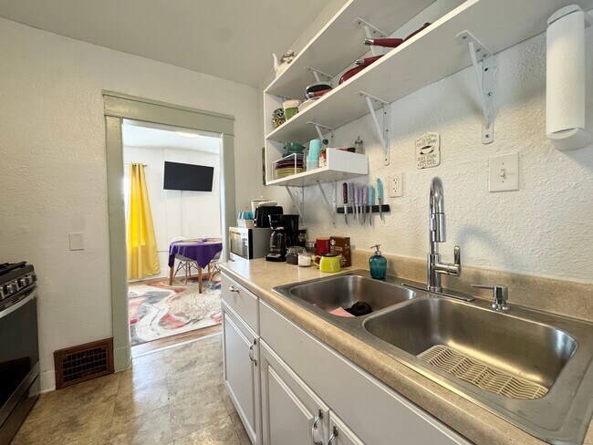 Foto del edificio - 512 W 39th Ter