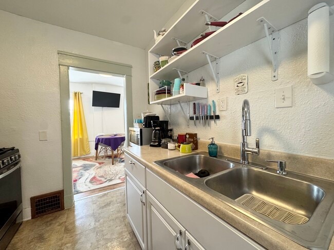 Building Photo - 512 W 39th Ter