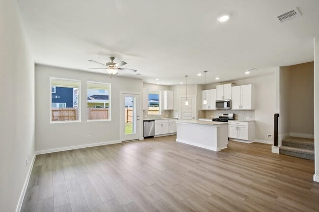 Building Photo - 586 Avisa Dr