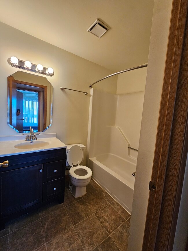 303 Baño completo - 705 S 1st St