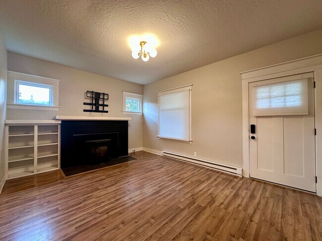 Building Photo - Charming 4 Bed 2 Bath Corner Lot Single-Fa...