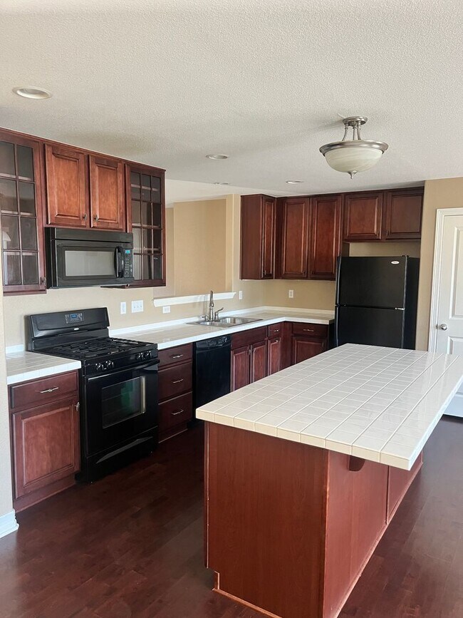 Foto del edificio - Beautifully maintained corner unit townhome!