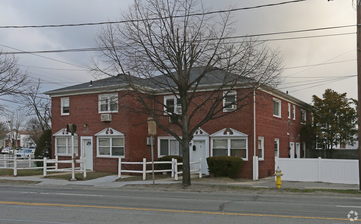Building Photo - 1300 Hampstead Tpke
