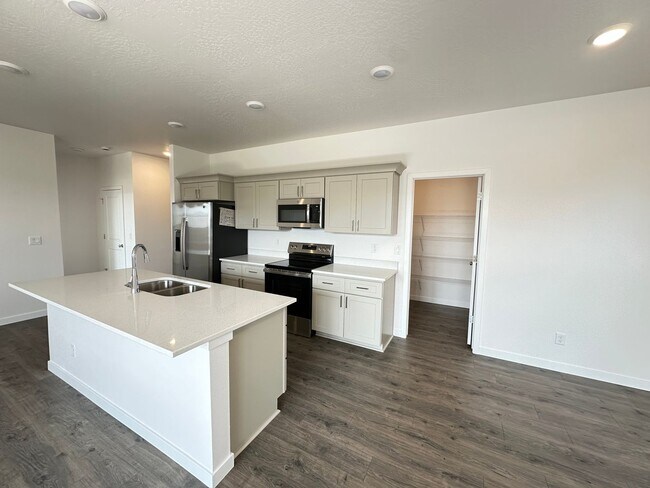 Building Photo - Brand New Foxtail Rancher