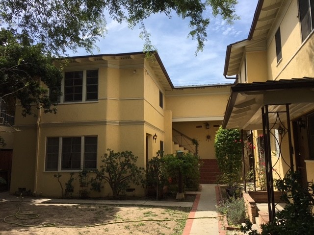 Building Photo - 5824 San Vicente Blvd