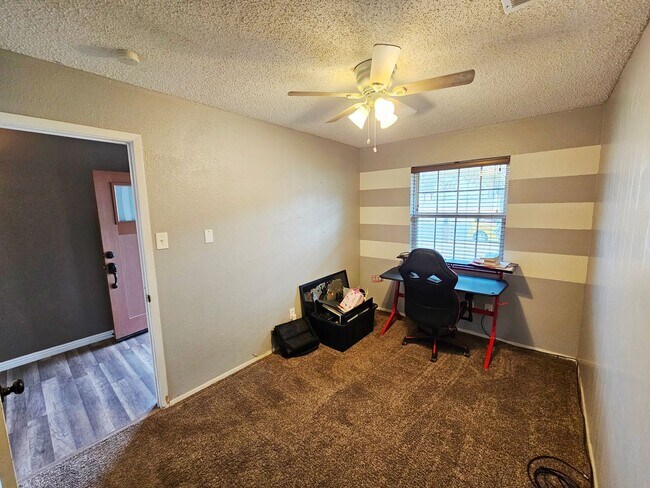 Foto del edificio - Beautiful 4 Bedroom / 2 Bath Large Home with Refrigerated Air