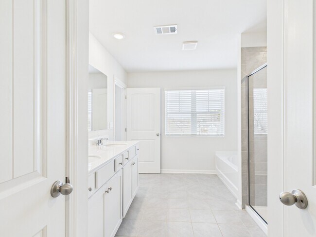 Foto del edificio - Beautiful New Construction END UNIT Townhome – Now Available for Lease!