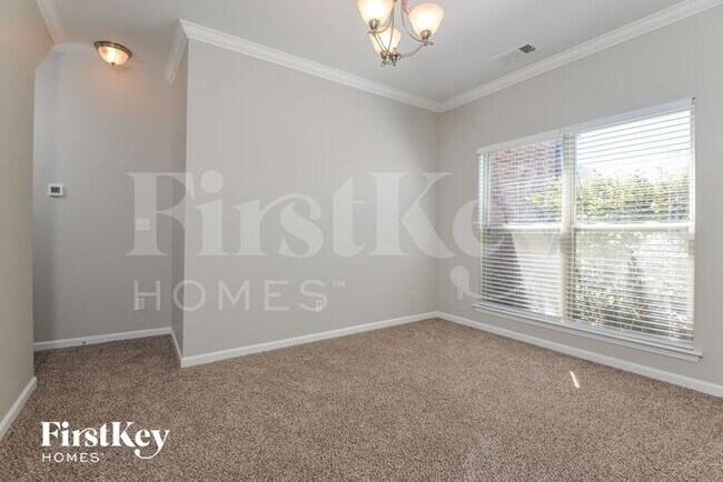 Building Photo - 2045 Kensington Court