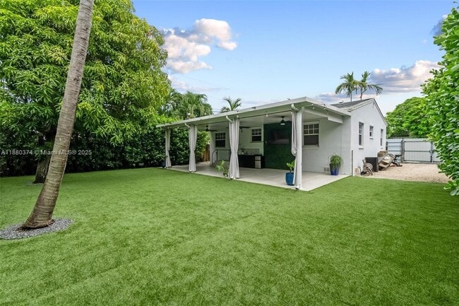 Building Photo - 570 SW 45th Ave