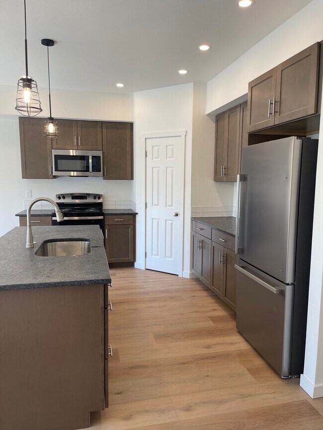 Building Photo - 1502 S E Landen Dr