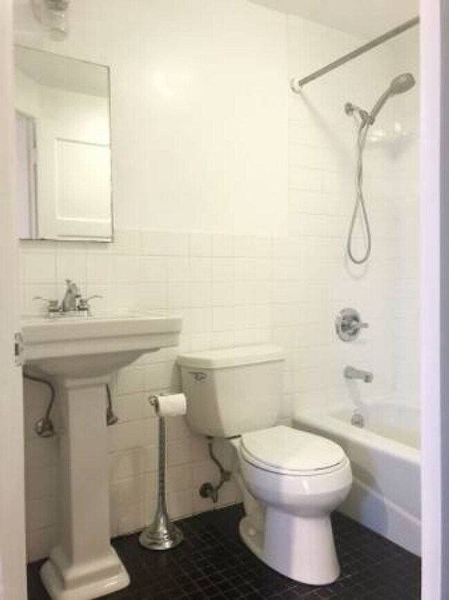 Building Photo - Small cute Studio Potrero Hill. Gustavo Lo...