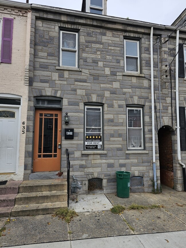 Building Photo - 633 1st St