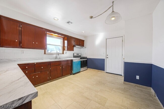 Foto del edificio - 686 Gates Terrace