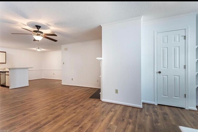Building Photo - Spacious Room Rental in Williamsburg