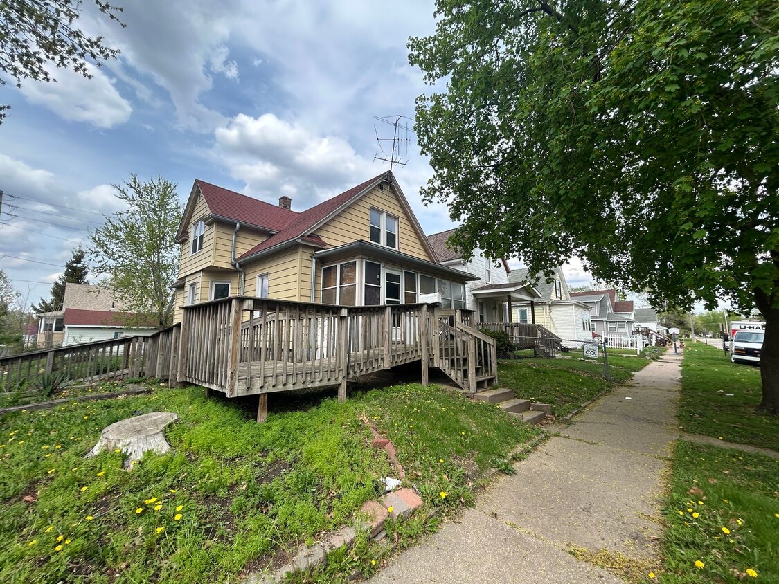 Primary Photo - 3 Bed 1 Bath house in Rock Island