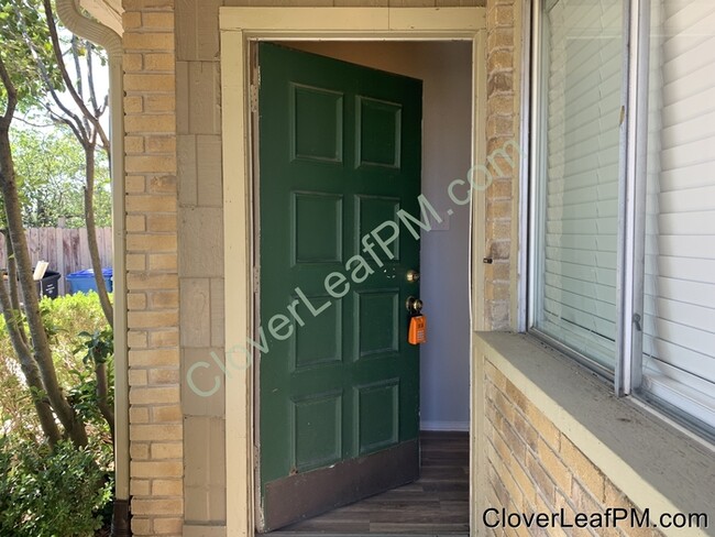 Building Photo - Available Now! 2 Bed / 1.5 Bath Single Story