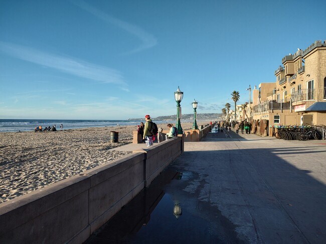 Mission Beach boardwalk block away, bike riding skateboarding rollerblading scooter riding etc - 830 Island Ct
