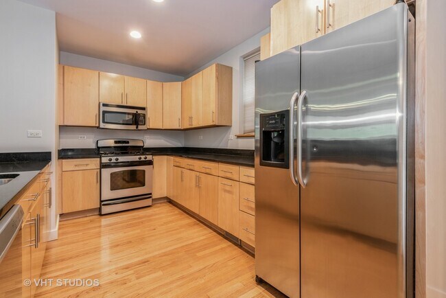 Building Photo - 7207 N Oakley Ave
