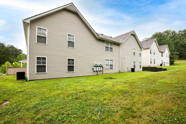 Back of Home - 1517 Woodland Ct