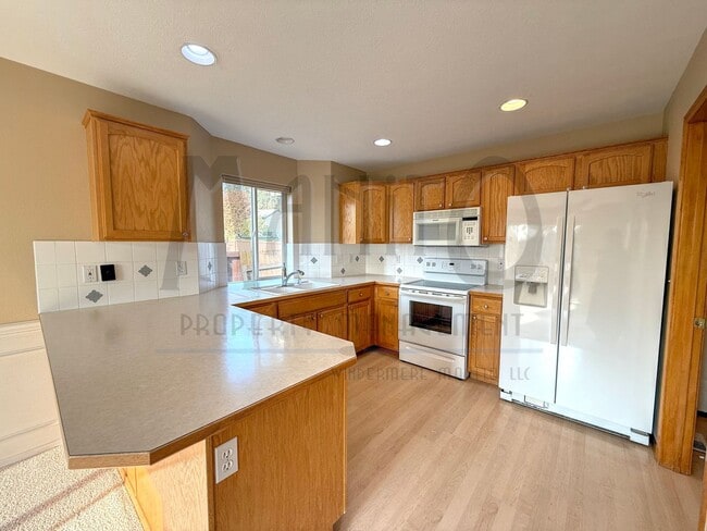 Building Photo - Beautiful Private Community Rancher