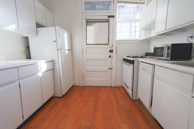 Building Photo - 621 W Cornelia Ave