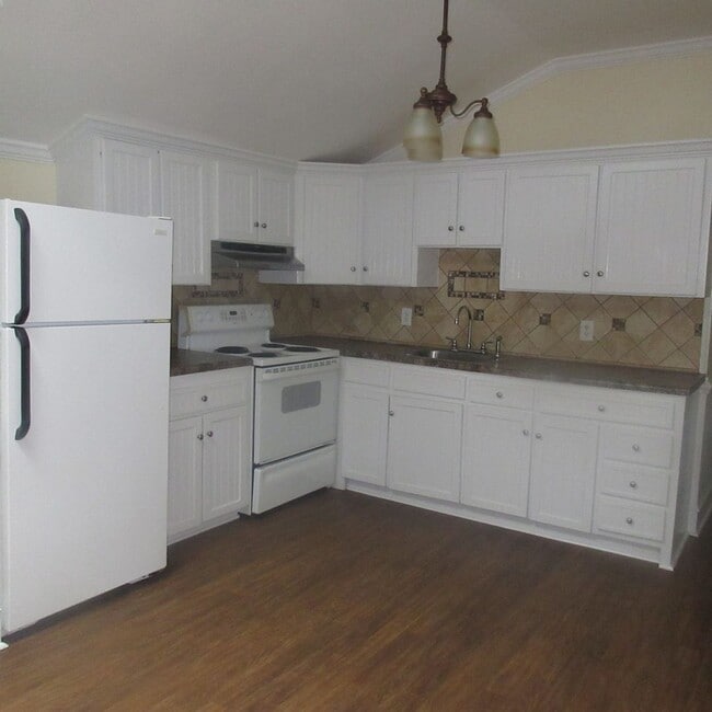 Building Photo - 2211 Blue Creek Rd