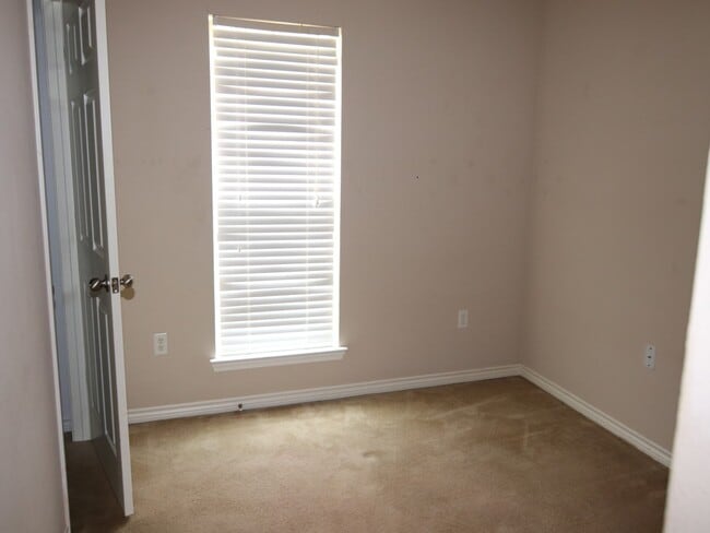 Building Photo - 5640 Shadowbend Cir N