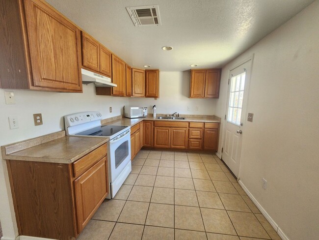 Building Photo - ****200 off 1st Month's Rent*** Two Bedroo...