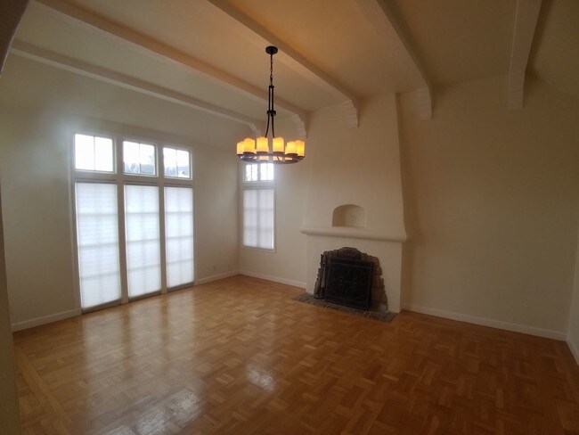 Building Photo - 532 Aileen St