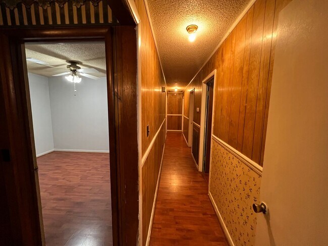 Building Photo - 4 bed 2 full bath house with a bonus room!