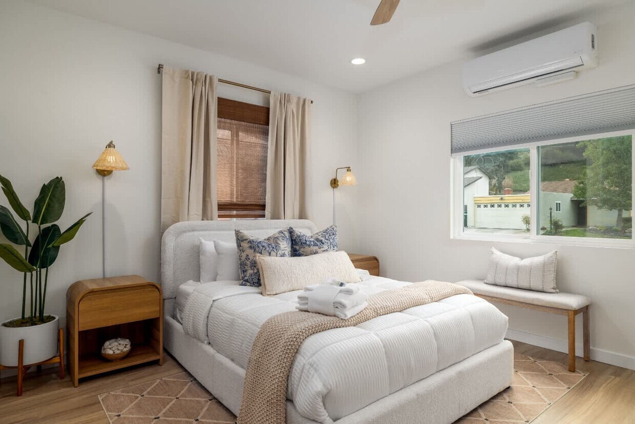 Foto principal - 4646 Robbins St