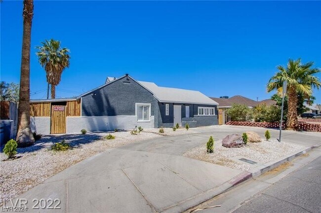 Building Photo - 1305 E Oakey Blvd