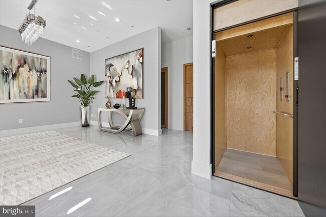 Foto del edificio - 4509 Foxhall Cres NW