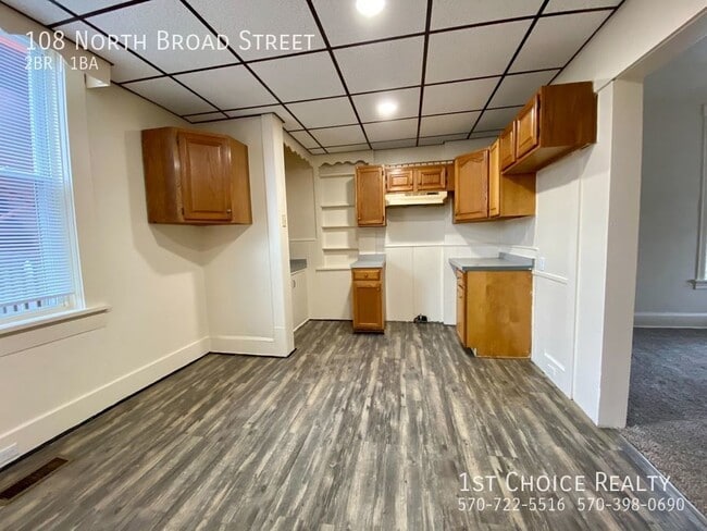 Building Photo - 2 bedroom 1/2 house for rent