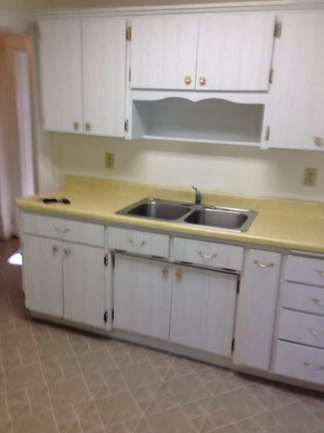 Building Photo - 3 bedroom / 1 bath House