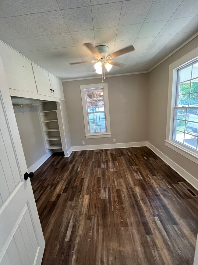 Foto del edificio - 415 E Jackson St