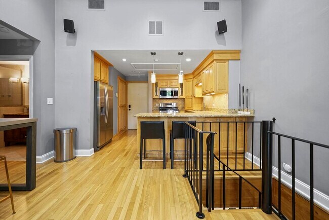 Building Photo - 921 N LaSalle Dr